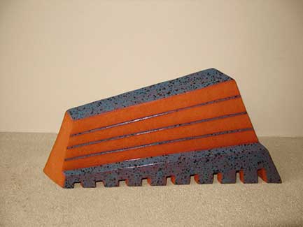 Fabriek met poortjes van Janneke Makkink